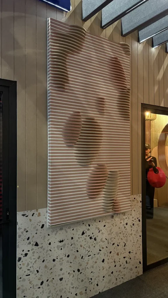 Panel acústico con diseño personalizado en el stand de Sonara en Obra Blanca 2026