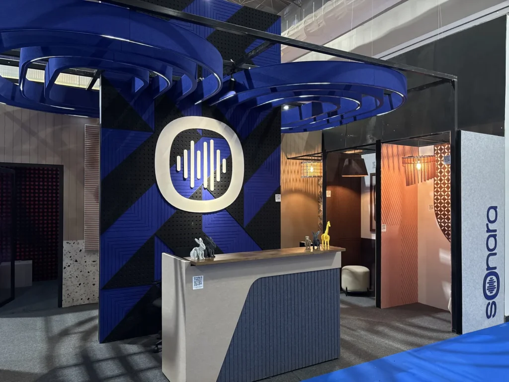 Stand de Sonara en Obra Blanca 2026 con paneles acústicos azules y recepción