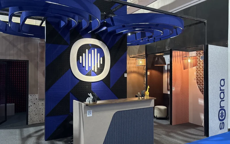 Stand de Sonara en Obra Blanca 2026 con paneles acústicos azules y recepción